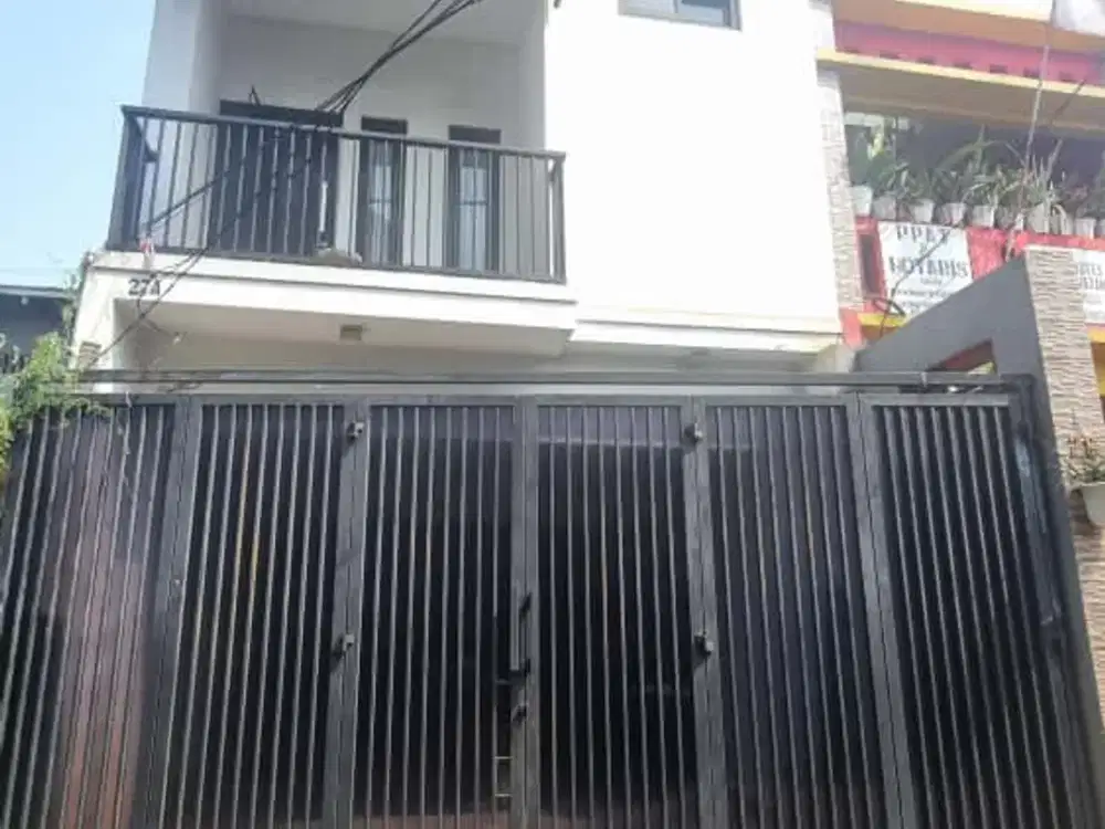 Dijual rumah 3 lantai lokasi strategis harga termurah di jakarta
