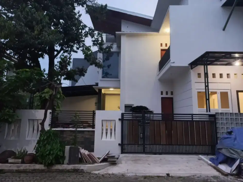 DIJUAL CEPAT RUMAH 2,5 LANTAI RAPI SIAP HUNI POSISI HOEK DI CLUSTER MAHONI TAMAN ROYAL 1 TANGERANG