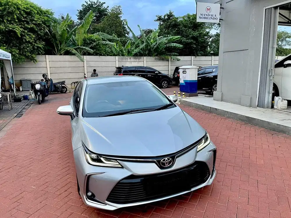 Toyota Altis 1.8 V 2023 AT silver metallic