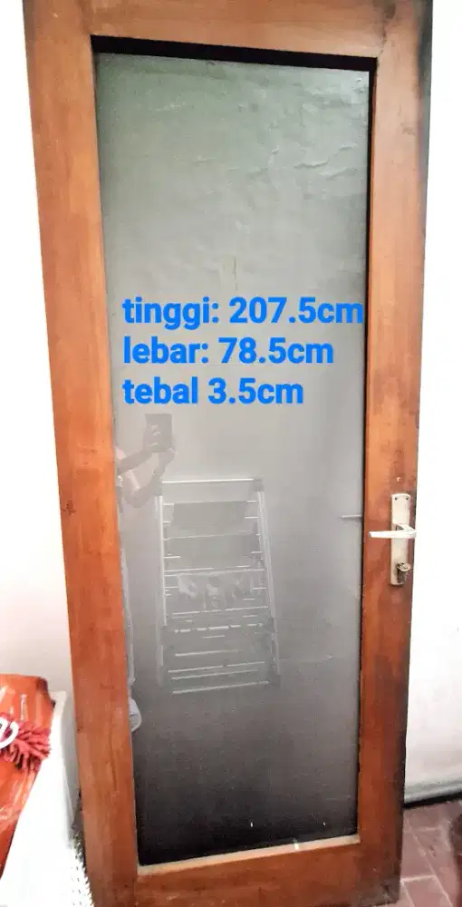 Pintu kayu tebal