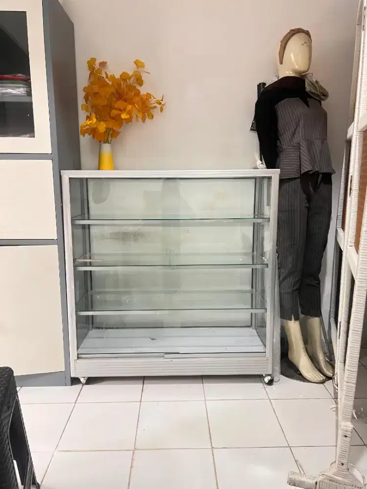 Dijual etalase ukuran 1meter