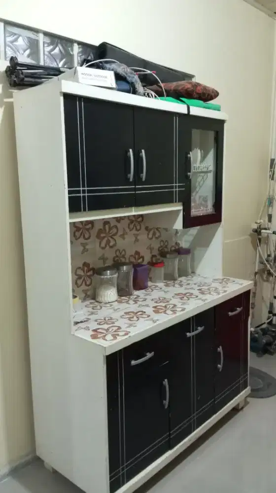 Lemari alat alat masak dapur