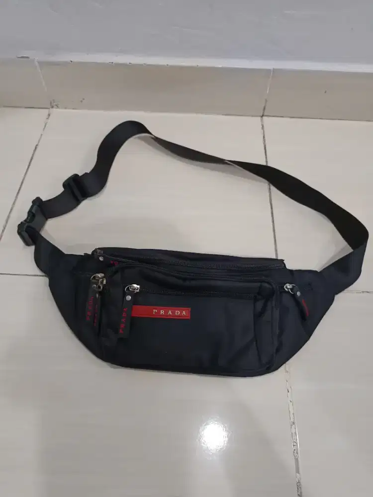 Tas slempang Prada