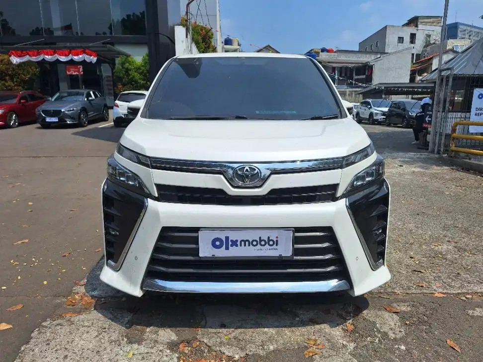 DP MURAH Toyota Voxy 2.0 Bensin-AT 2018 Putih CSYAB