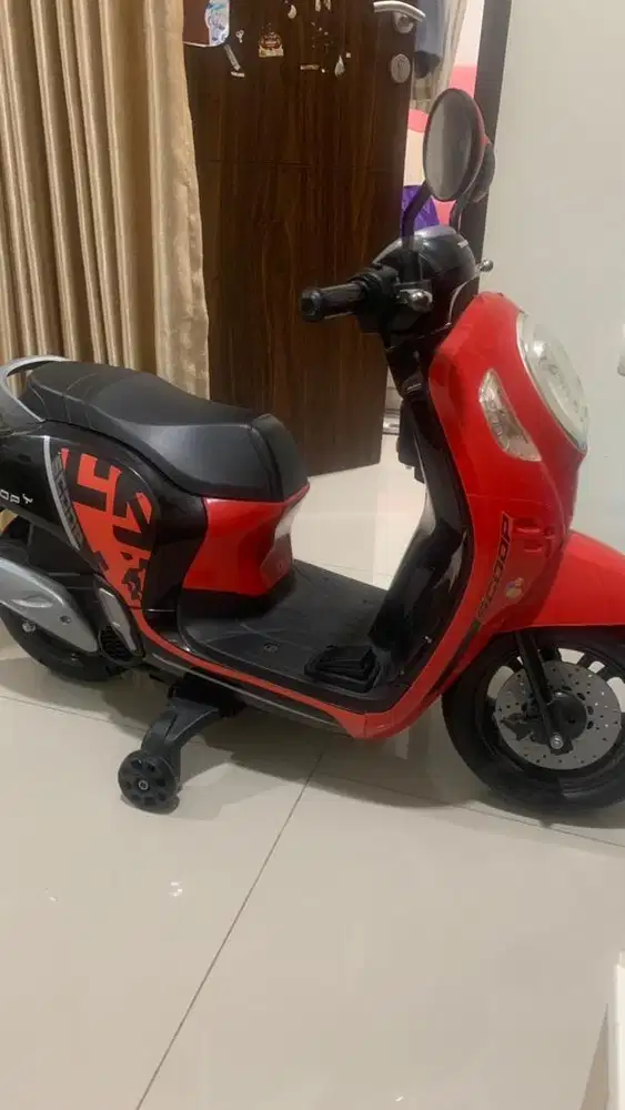 Mainan anak motor aki scoopy merah