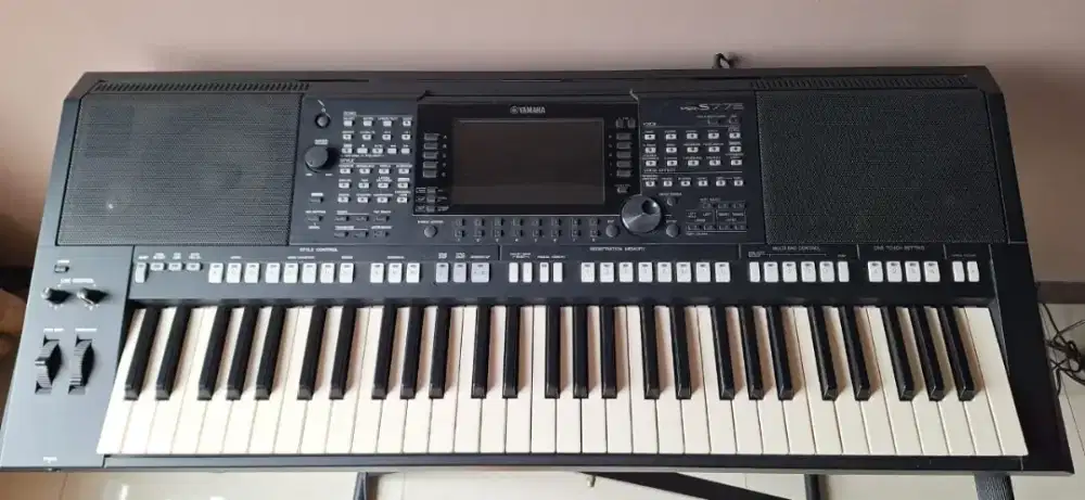 Yamaha PSR S775