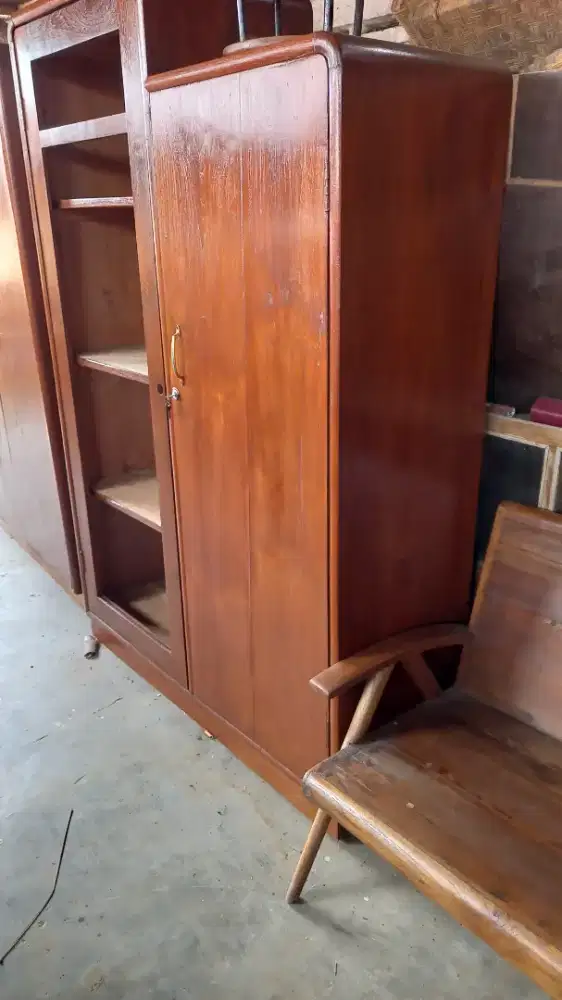 Lemari Pakaian Jati Kuno