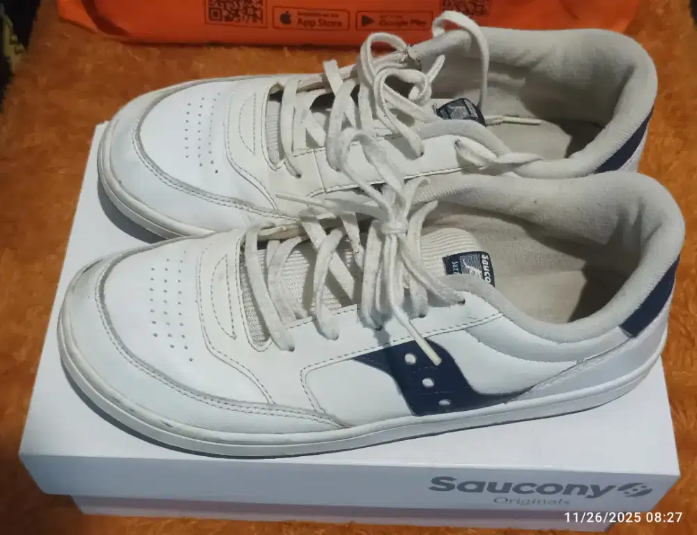 Sepatu saucony court