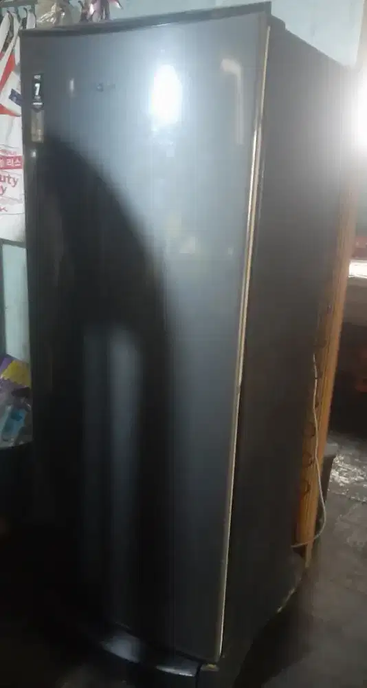 Kulkas 1 pintu merk Aqua sharp