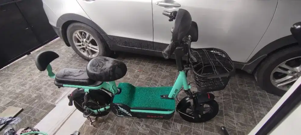 Sepeda listrik merk Selis