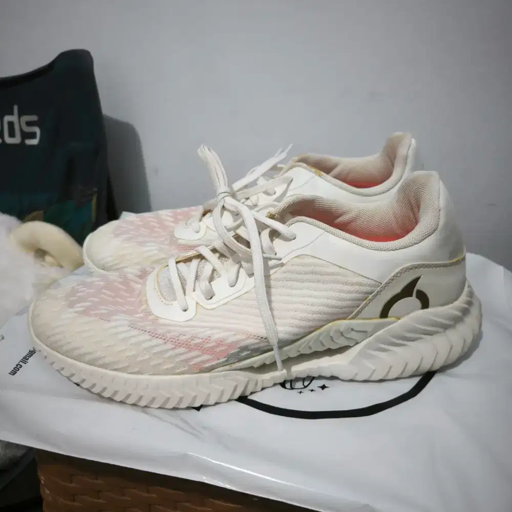 Sepatu Ortuseight Running White Off Second Preloved size 44