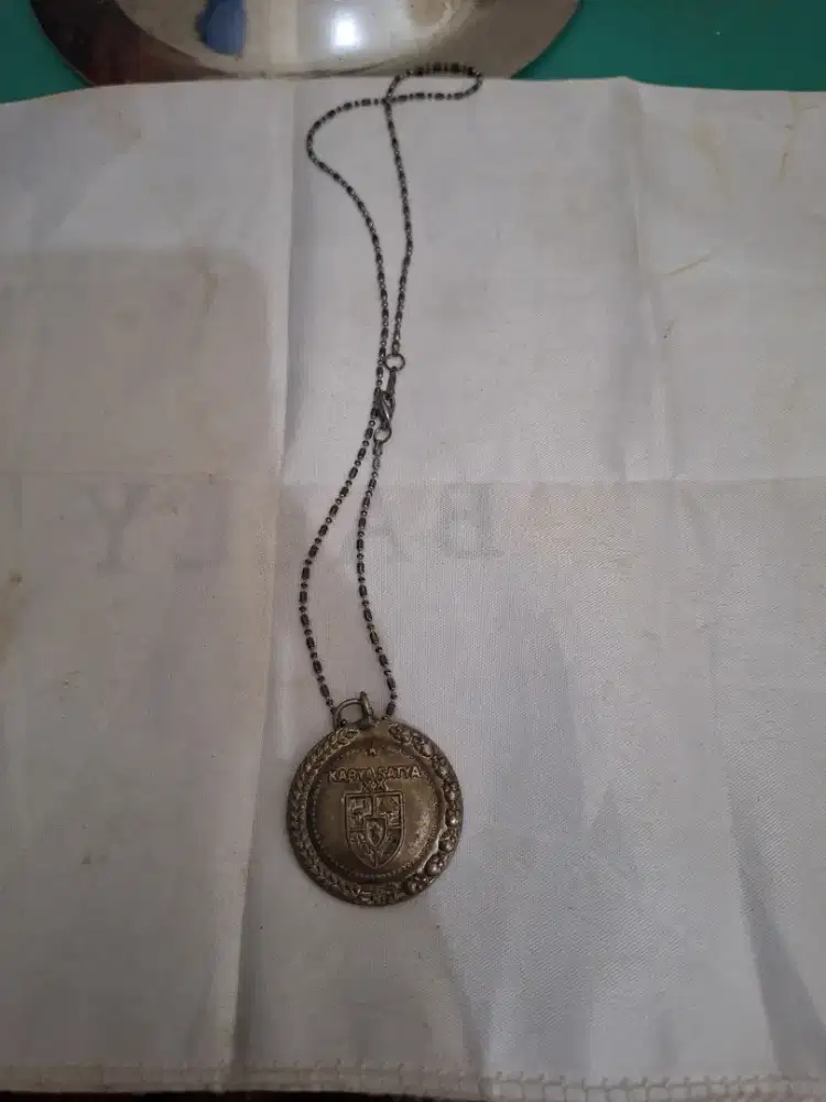 Kalung medali 
Satyalancana karya 
Satya warna emas 
Limited editio