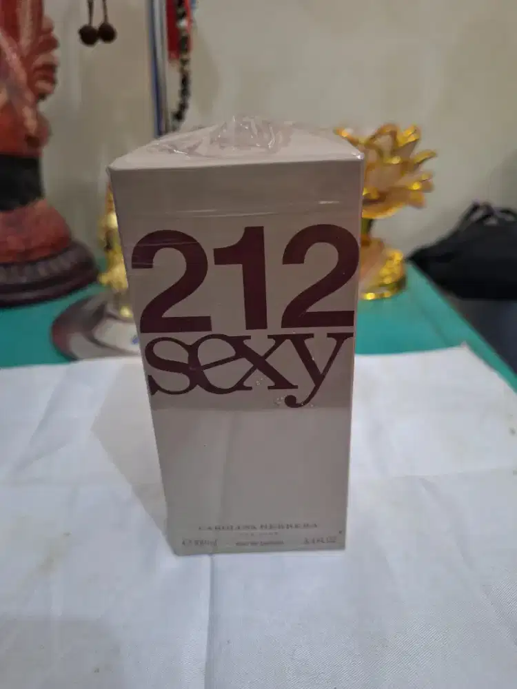 Parfum wanita branded 
Caroline herrera 212 sexy 
Woman isi 100 ml 
Li