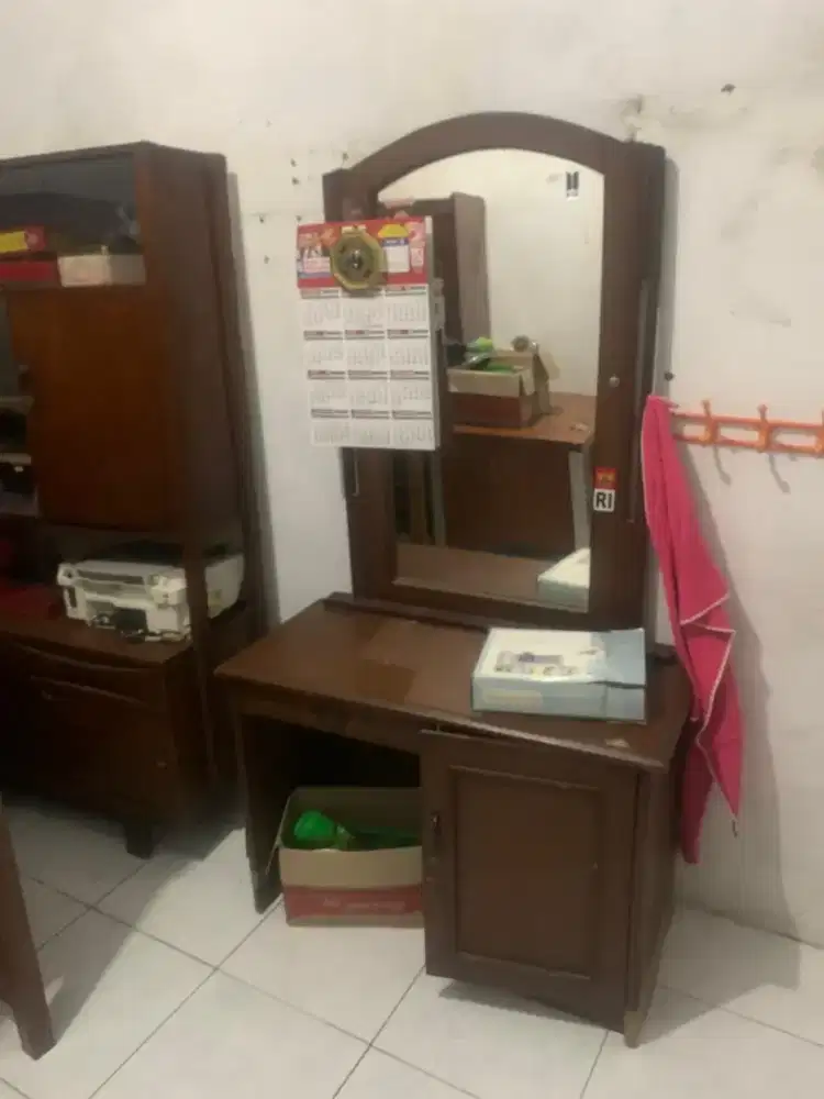Meja rias kayu bekas