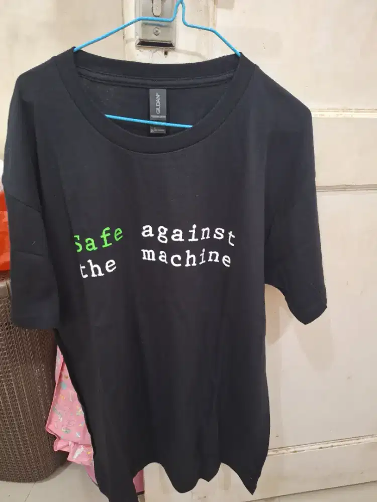 Baju branded 
Gildan baju warna hitam 
Limited edition 
Barang terawat