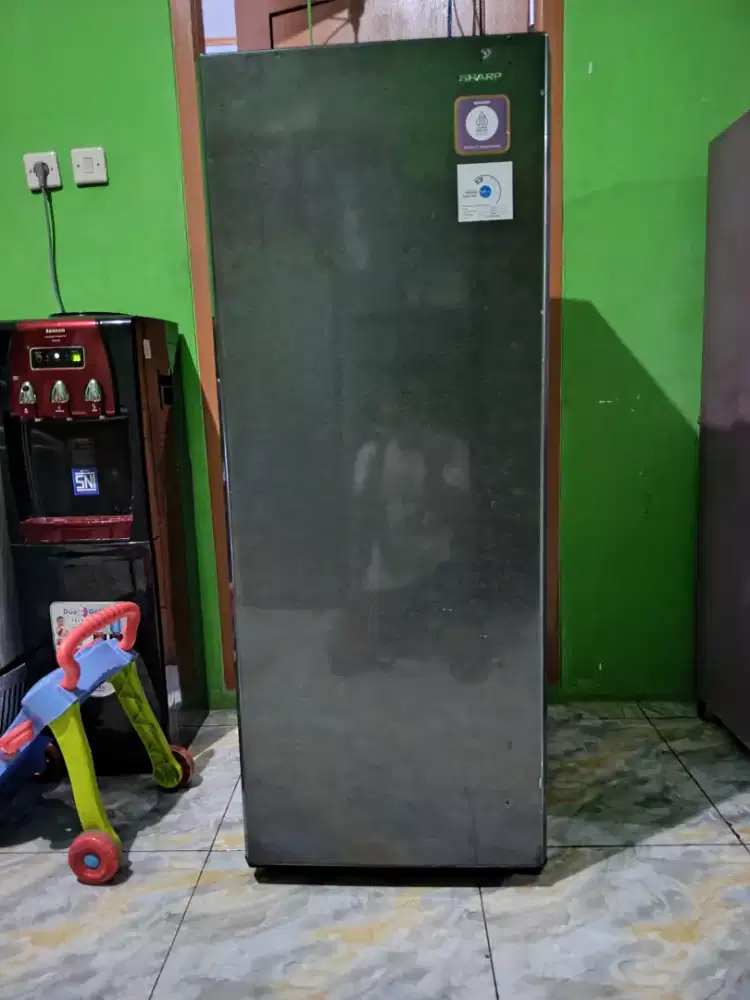 Freezer kulkas es batu 8rak merk Sharp