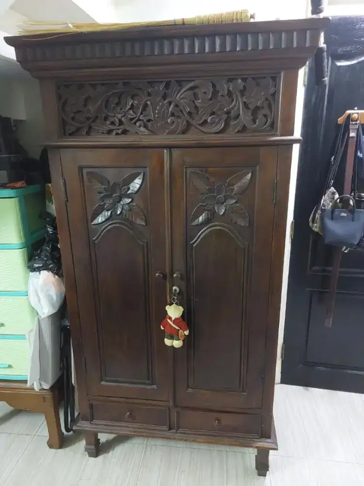 Lemari pakaian kayu jati