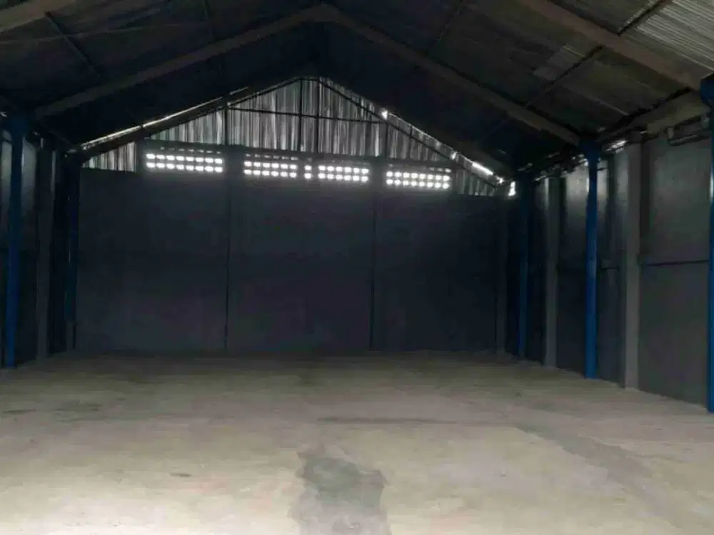 Di sewakan murah Gudang kantor di dekat exit tol Kebak kramat