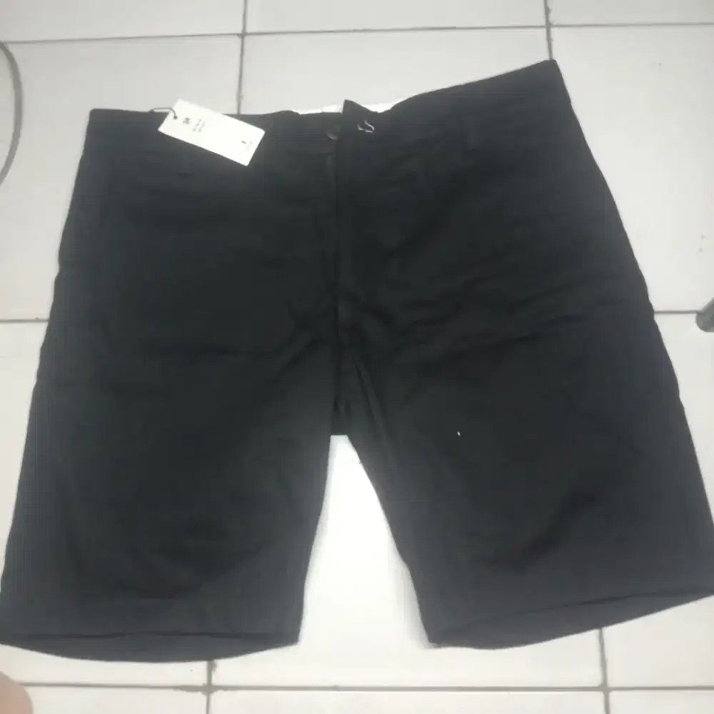 Celana pendek plainasday baru