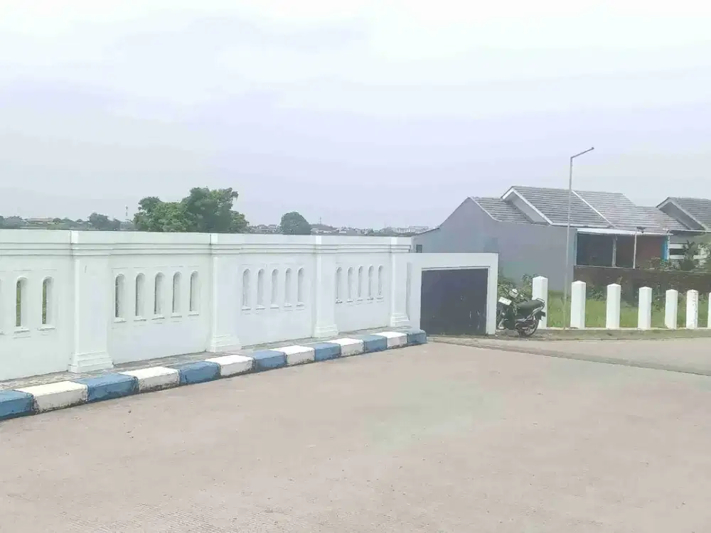 Dijual Rumah 3 kamar di Boulevard di Dekat Surabaya