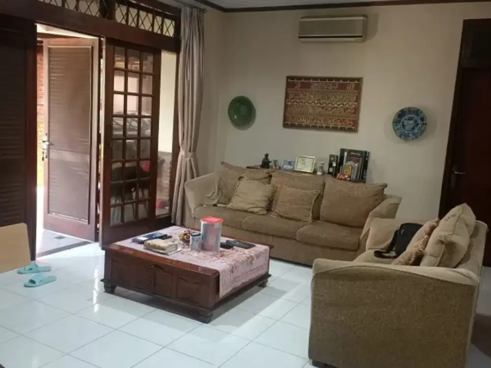 Dijual rumah asri siap huni bisa untuk usaha kost, selangkah ke stasiun MRT lebak bulus Jakarta selatan