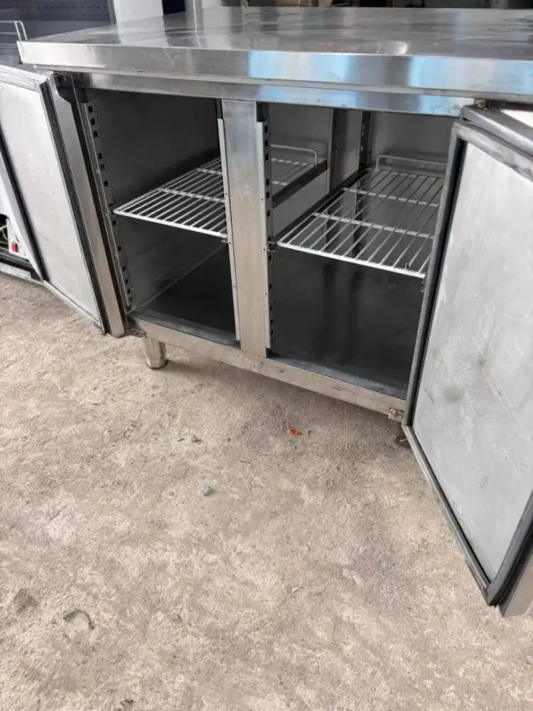 Undercounter chiller 
2 pintu