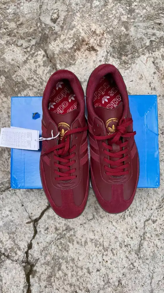 Sepatu sneakers adds