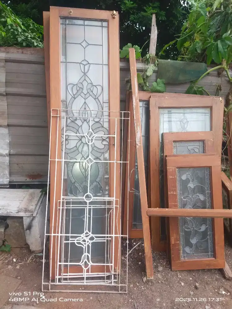 Jendela kaca patri dan kusen