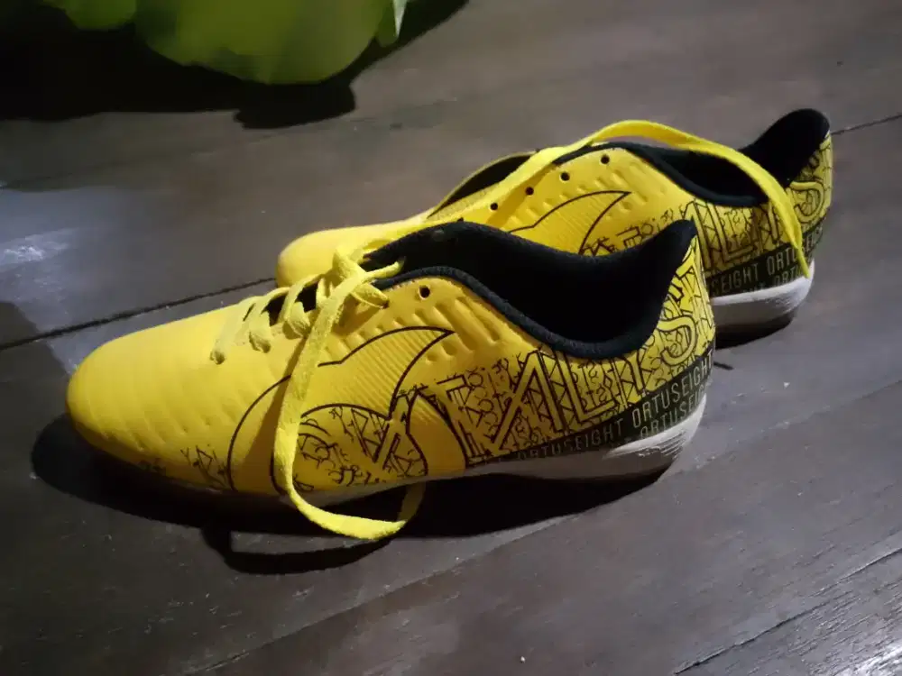 Sepatu futsal bs nego