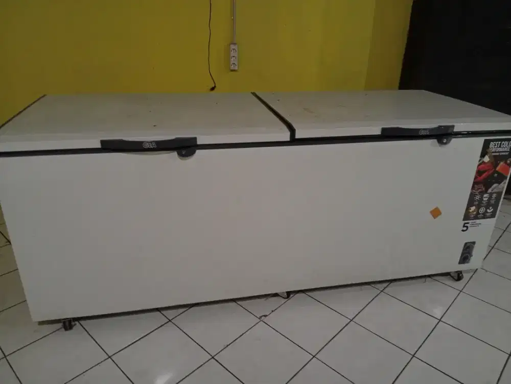Freezer box 1200L like new
