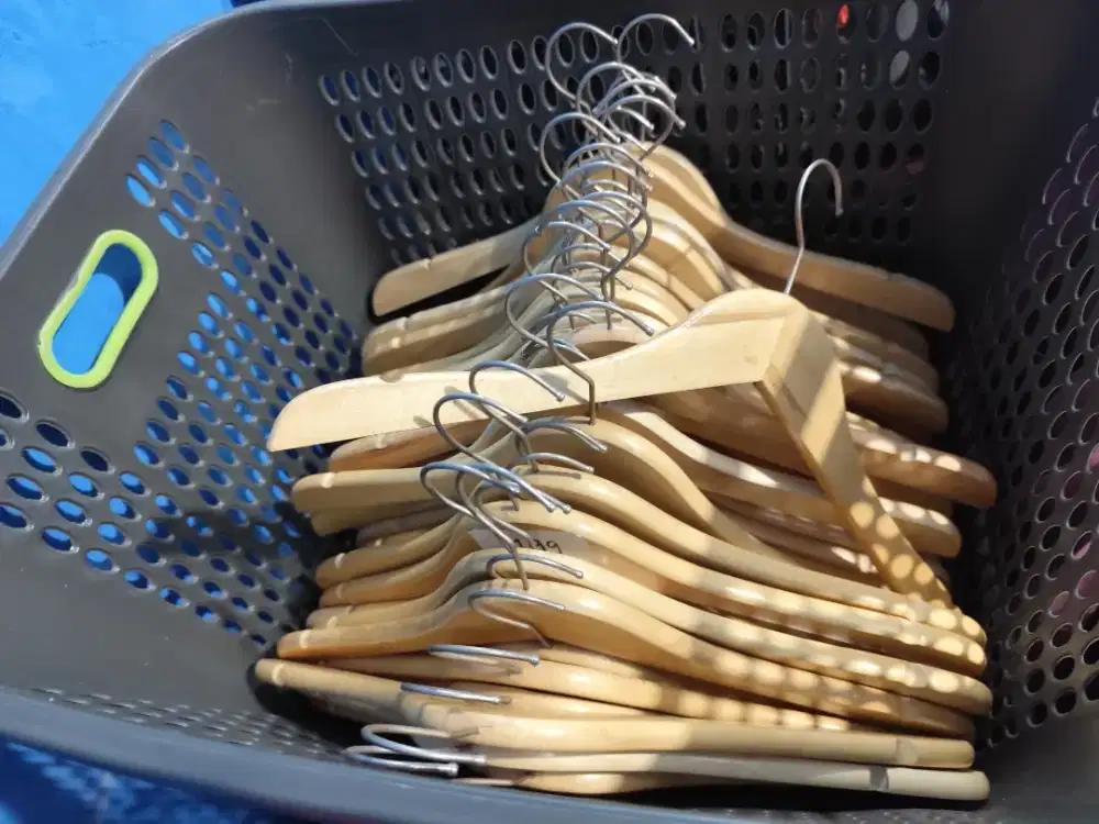 Hanger gantungan baku kayu bekas