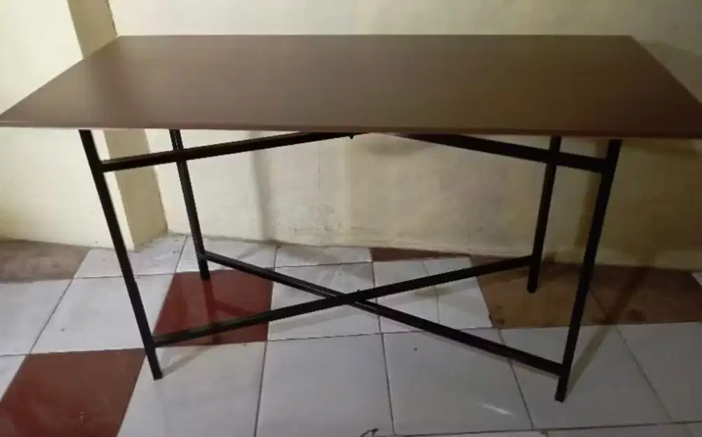 Meja Makan serbaguna