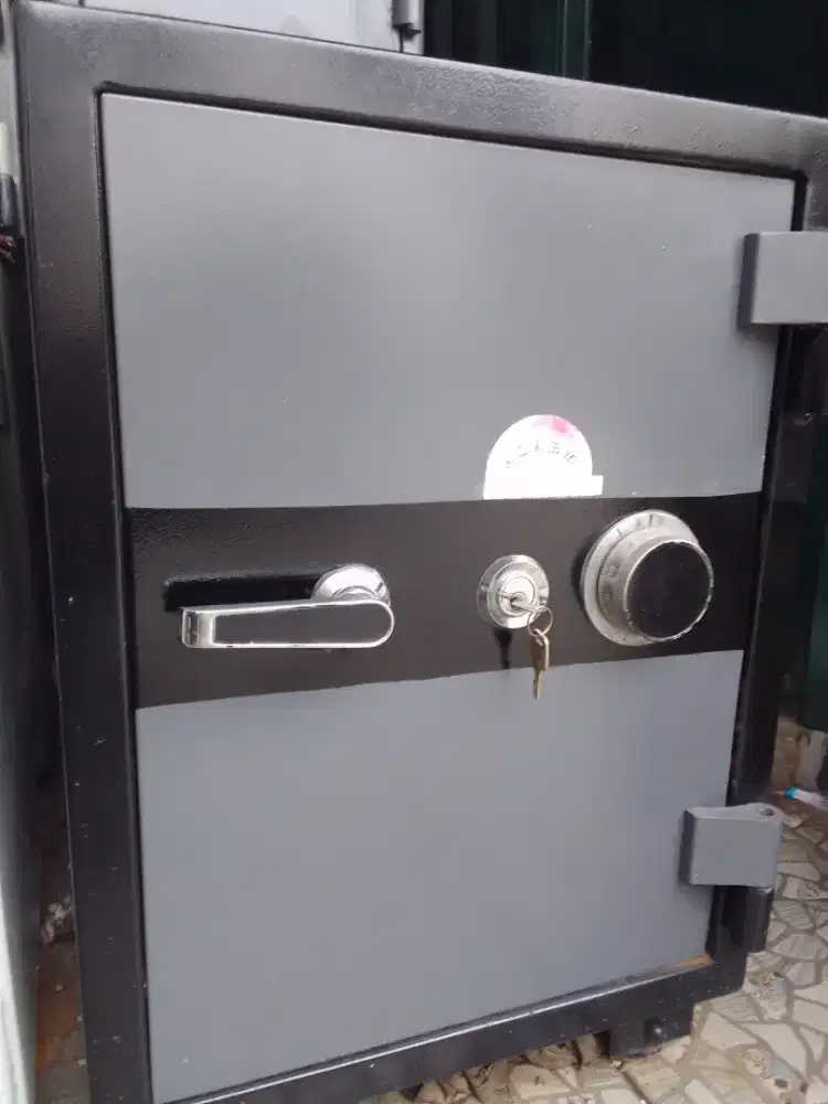 Jual murah Brankas untuk keamanan dokumen penting anda