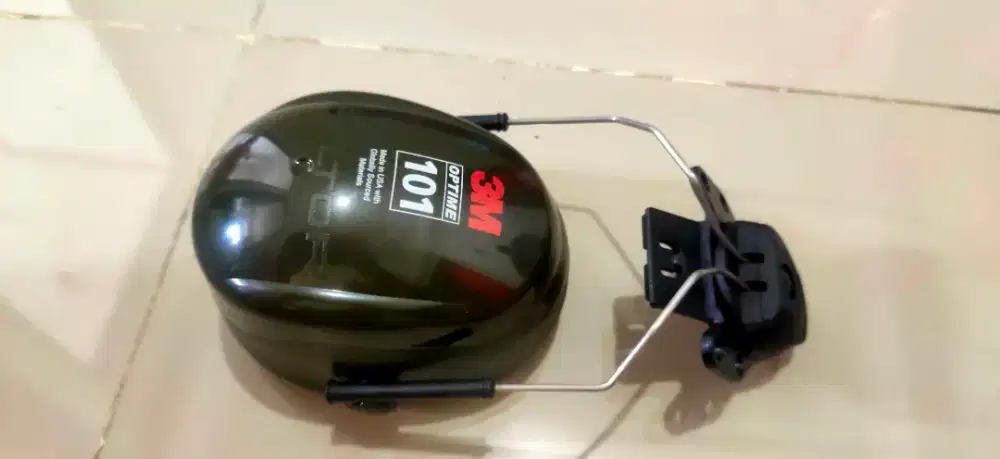 Earmuff (peredam suara)