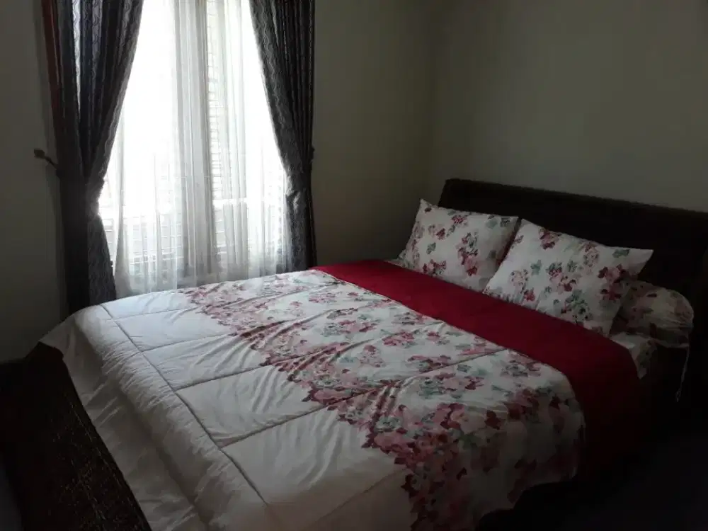 Rumah Besar full furnished Parkir Luas Sewa Bulanan