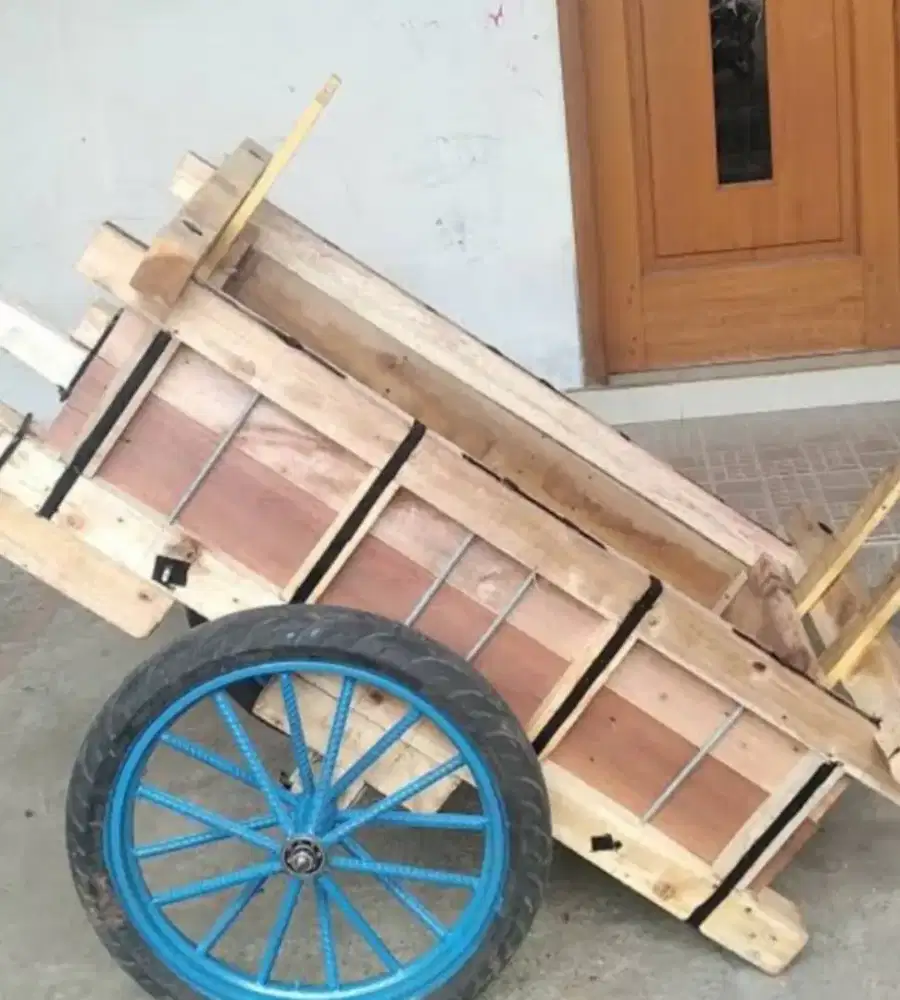 Gerobak kayu pengangkut bahan material