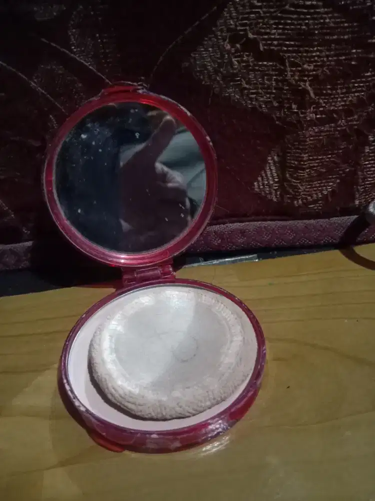 Bedak Padat Halus untuk Tampilan Fresh Sepanjang Hari!