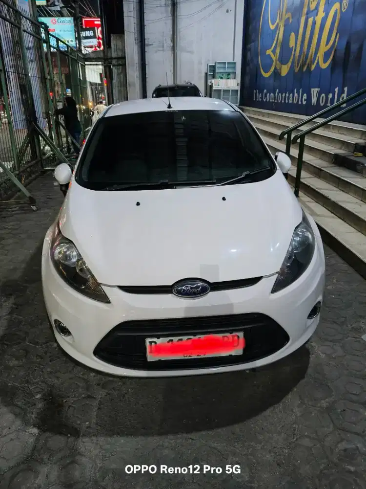 Ford fiesta matic 2012 istimewa low km