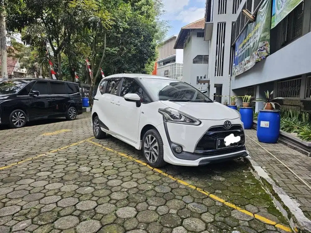 TOYOTA Sienta Q automatic 2017 dp ringan