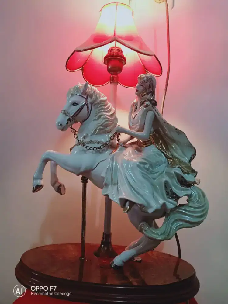 Lampu Meja Eropaan Wanita Berkuda Keramik Dengan Perpaduan Gold Plate