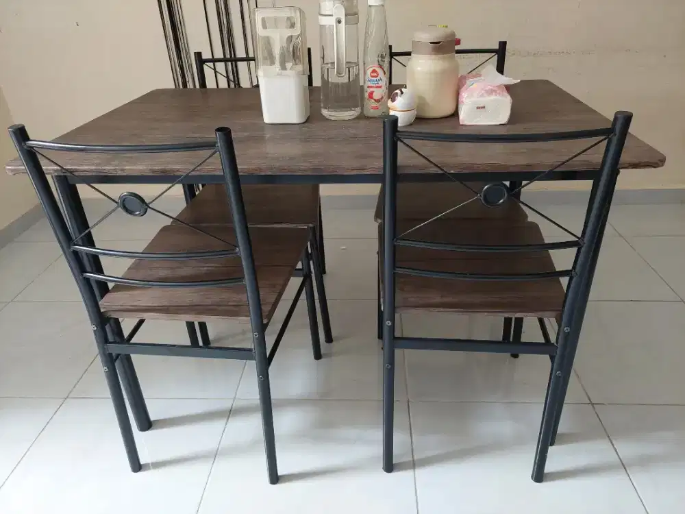 Meja makan informa