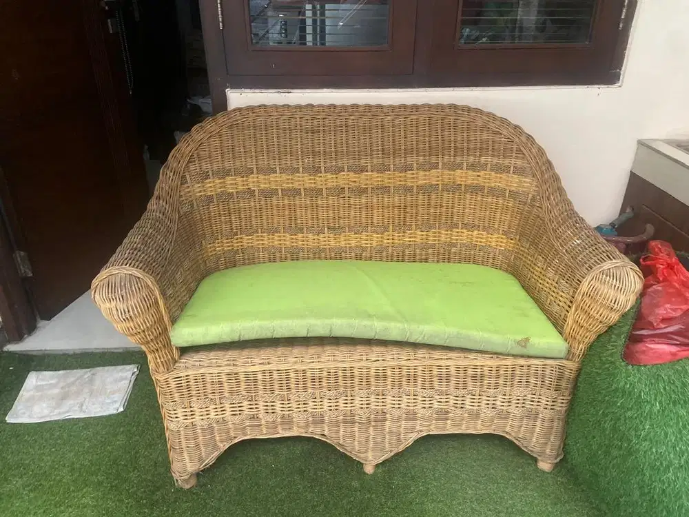 kursi rotan dengan bantal