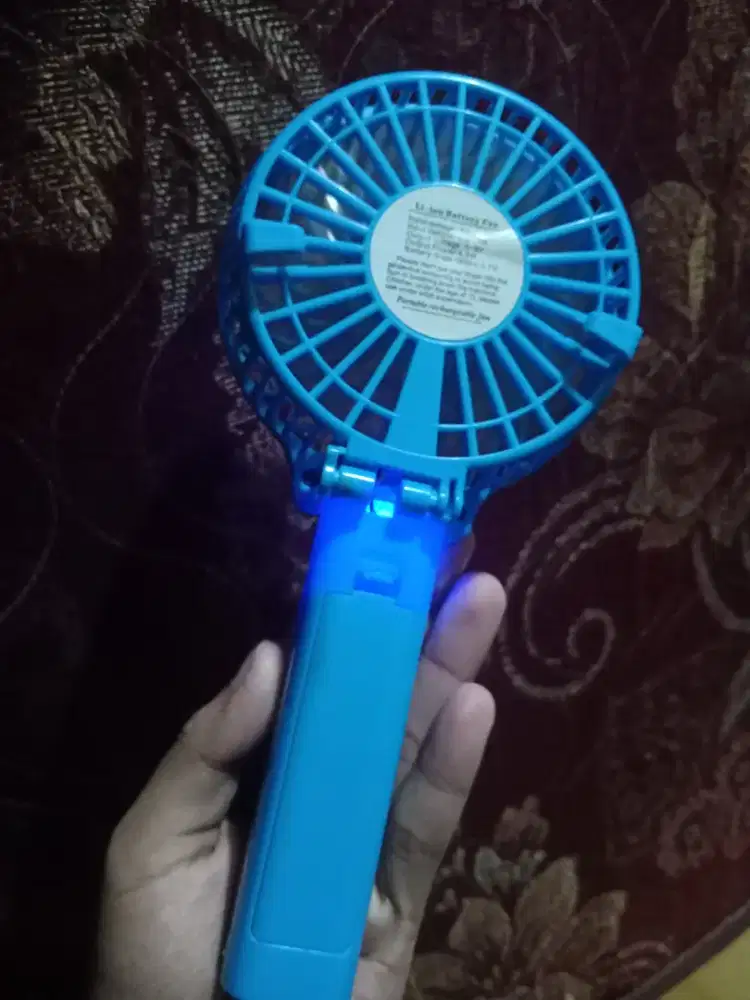 Kipas Mini Genggam – Solusi Praktis Lawan Panas di Mana Saja!