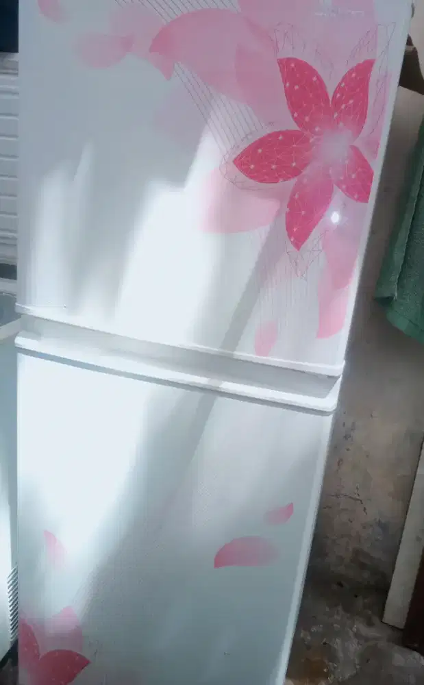 Di jual kulkas 2 pintu merk SHARP kondisi normal dingin beku SIAPPAKAI