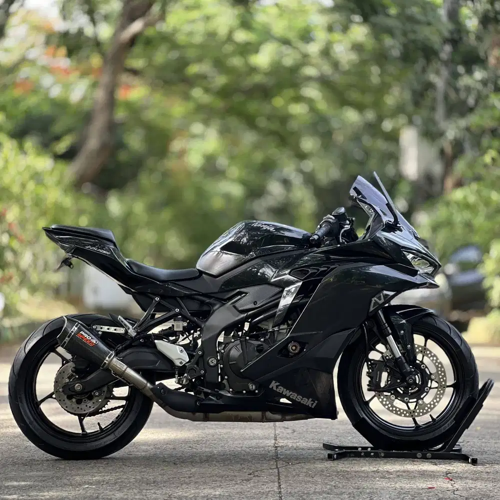 KAWASAKI ZX25R NON ABS TFT 2022 HITAM KM LOW PAJAK PANJANG SUPERB