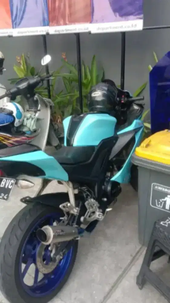 Yamaha R15 biru