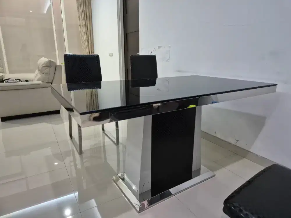 Meja makan + 4 kursi