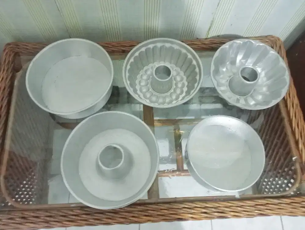 Loyang bolu dan kue kering bekas