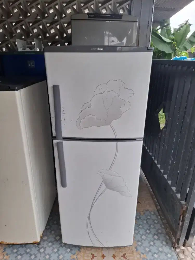 Kulkas 2 Pintu Dingin Beku Murah