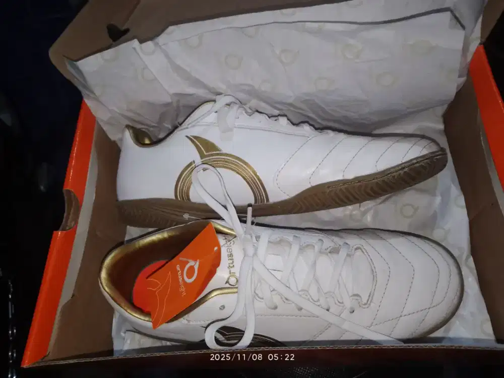 Jual sepatu futsal ortuseight mirage in white gold